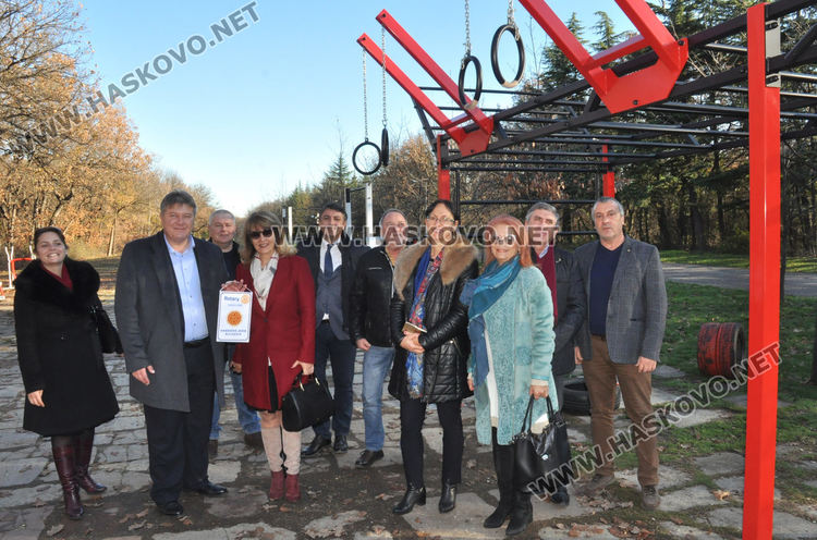 Ротари клуб Хасково-Аида издигна пластика със знак и откри спортна площадка