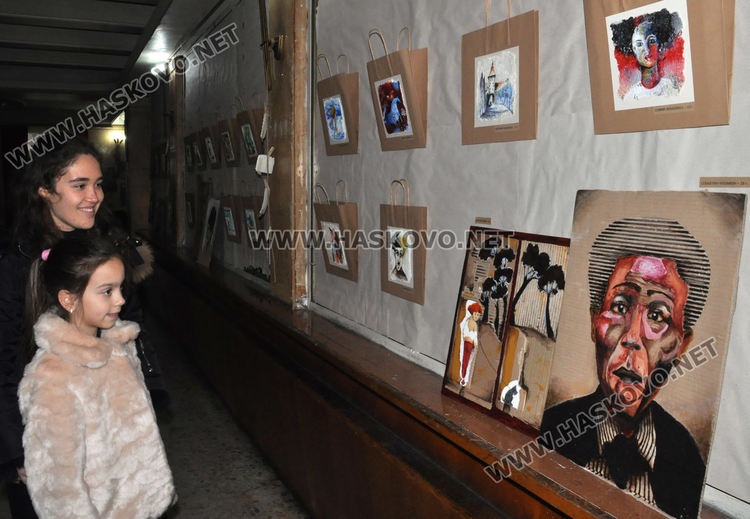 Нов живот за старата хартия в Коледната изложба на „Колорит“