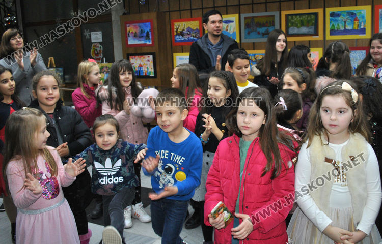 Млади художници от "Пастело" с пъстра коледна изложба в библиотеката