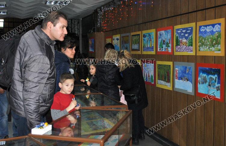 Млади художници от "Пастело" с пъстра коледна изложба в библиотеката