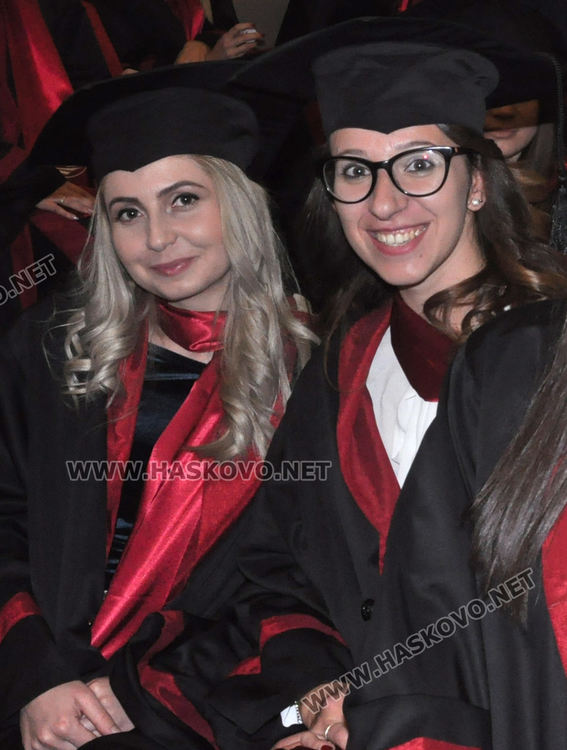 52 абсолвенти от Хасково се дипломираха днес за медицински сестри и акушерки