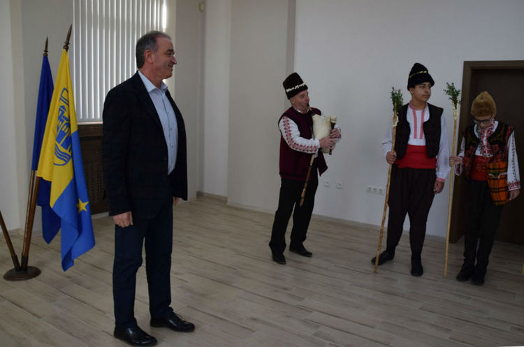 Коледари от ЦПЛР гостуваха в Общината