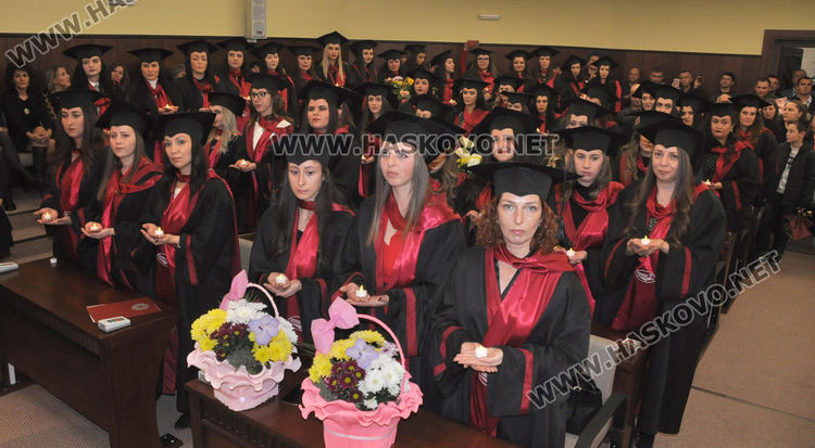 52 абсолвенти от Хасково се дипломираха днес за медицински сестри и акушерки