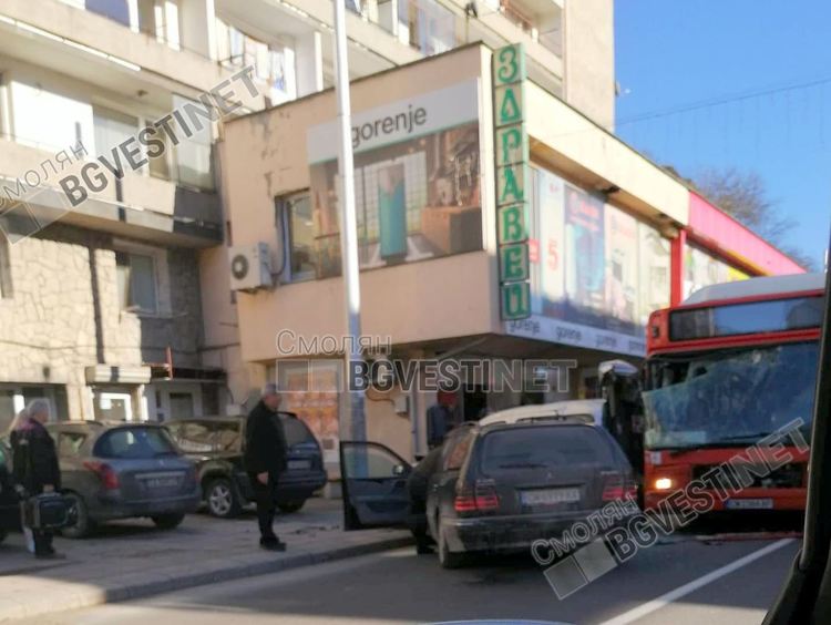 Две коли и автобус се сблъскаха в центъра на Смолян