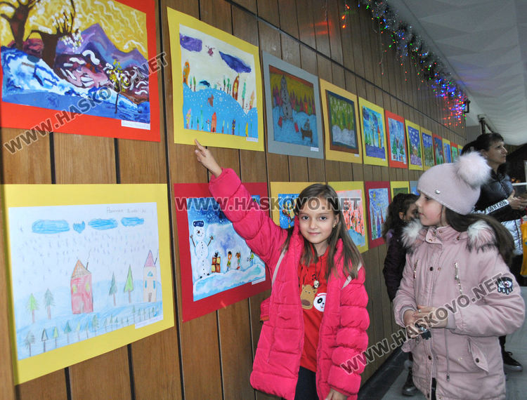 Млади художници от "Пастело" с пъстра коледна изложба в библиотеката