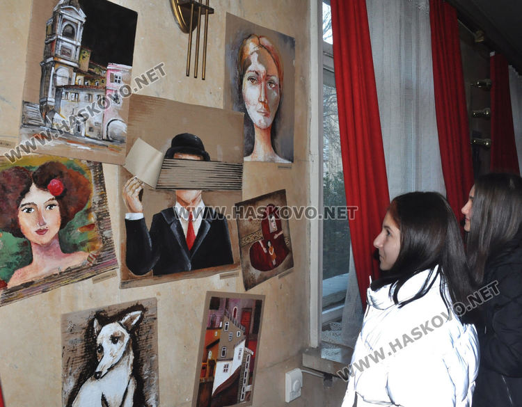 Нов живот за старата хартия в Коледната изложба на „Колорит“