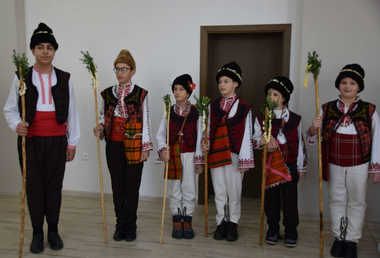 Коледари от ЦПЛР гостуваха в Общината