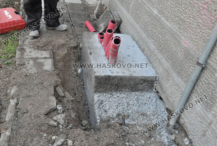 Хасковлии: Шкаф запречи движението по тротоара до блок край "Раковски"