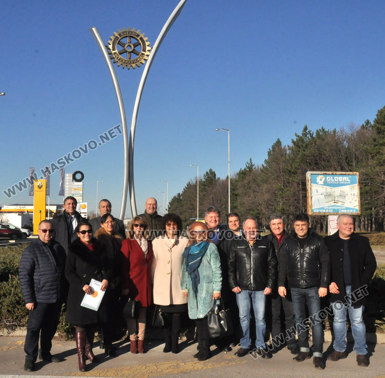 Ротари клуб Хасково-Аида издигна пластика със знак и откри спортна площадка