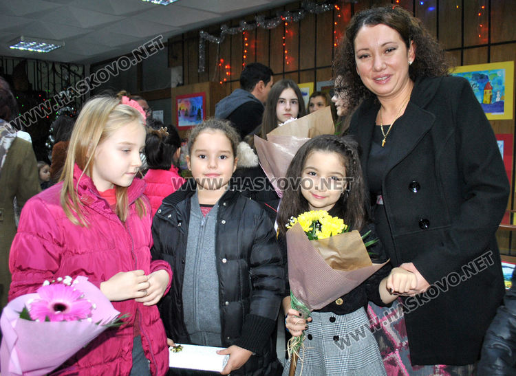 Млади художници от "Пастело" с пъстра коледна изложба в библиотеката