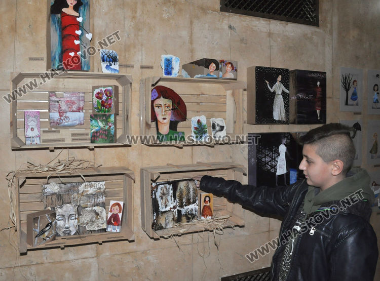 Нов живот за старата хартия в Коледната изложба на „Колорит“