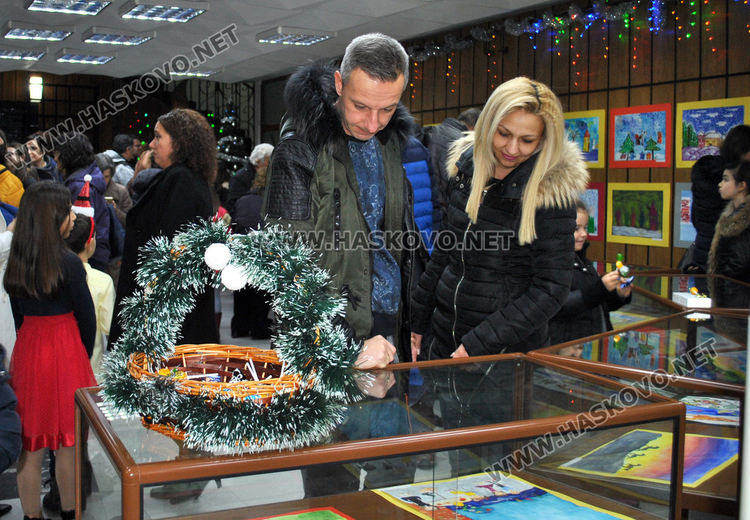 Млади художници от "Пастело" с пъстра коледна изложба в библиотеката