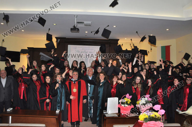 52 абсолвенти от Хасково се дипломираха днес за медицински сестри и акушерки