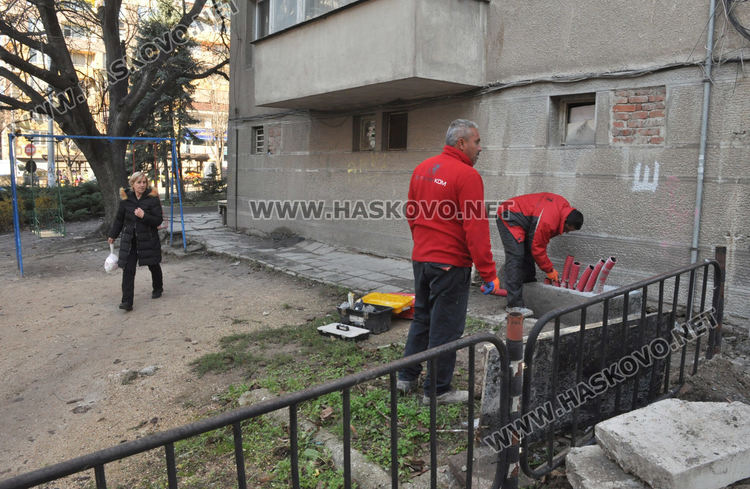 Хасковлии: Шкаф запречи движението по тротоара до блок край "Раковски"