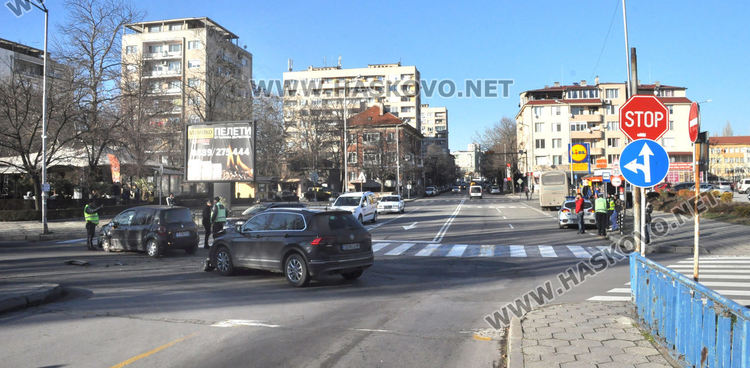 Софийски джип се разби в хасковско Рено на "Лебеда"