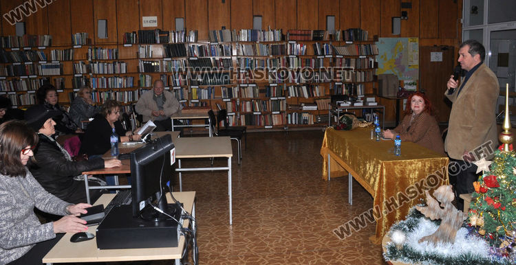 Валентина Радинска представи в Хасково новата си поетична книга "Защото е студено"