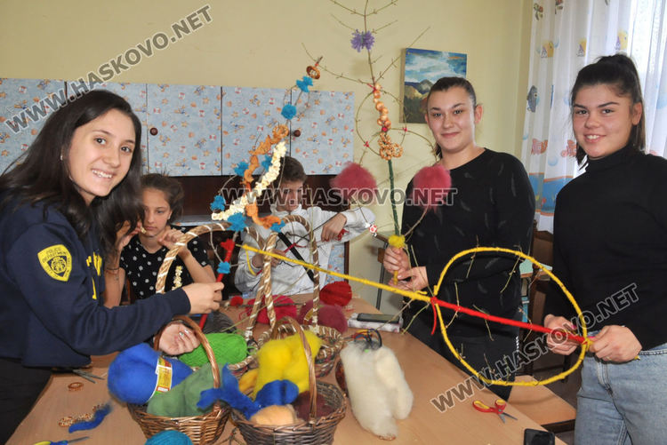 Работилничка за традиционни сурвачки отвори в Младежкия център