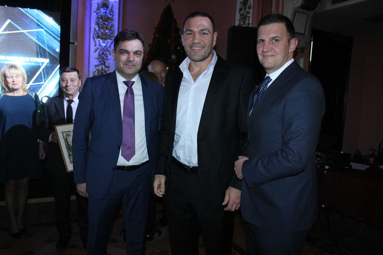 Професионални групи влизат в „Китна Тракия пее и танцува“