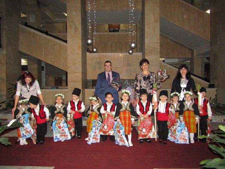 Коледари от детска градина в Смолян гостуваха в областната управа