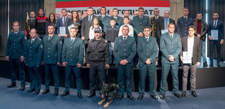 Охранителят от Димитровград, спасил хора от горящо общежитие, с награда от МВР