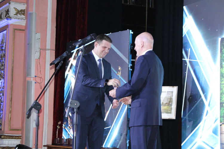 Професионални групи влизат в „Китна Тракия пее и танцува“