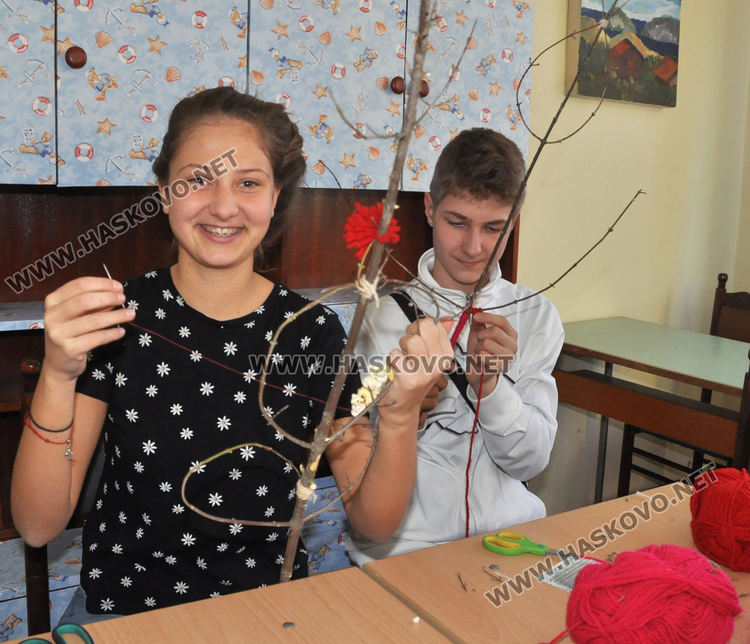 Работилничка за традиционни сурвачки отвори в Младежкия център