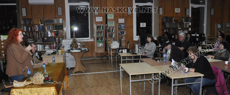 Валентина Радинска представи в Хасково новата си поетична книга "Защото е студено"