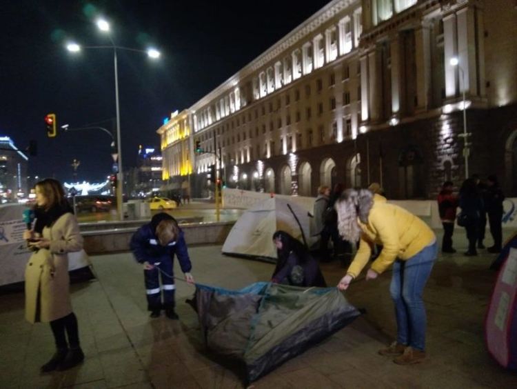 Медицинските специалисти вдигат палатките, след обещание да бъдат изпълнени исканията им