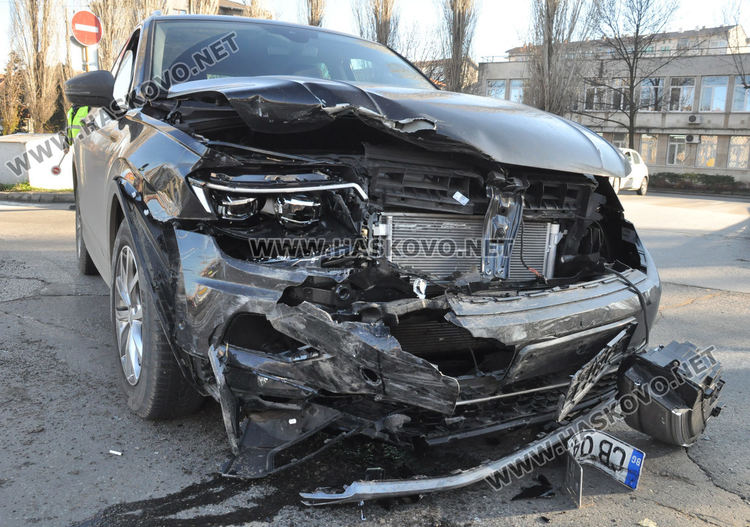 Софийски джип се разби в хасковско Рено на "Лебеда"