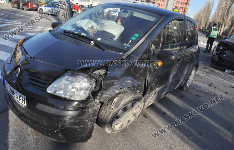 Софийски джип се разби в хасковско Рено на "Лебеда"