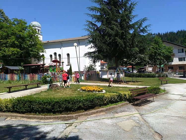 Село Смилян дава пример за общност, пести от заря за ЧНГ, цяло село събира средства за болните Радина и Денислав