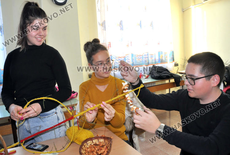 Работилничка за традиционни сурвачки отвори в Младежкия център