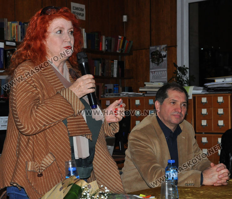 Валентина Радинска представи в Хасково новата си поетична книга "Защото е студено"