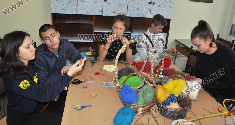 Работилничка за традиционни сурвачки отвори в Младежкия център