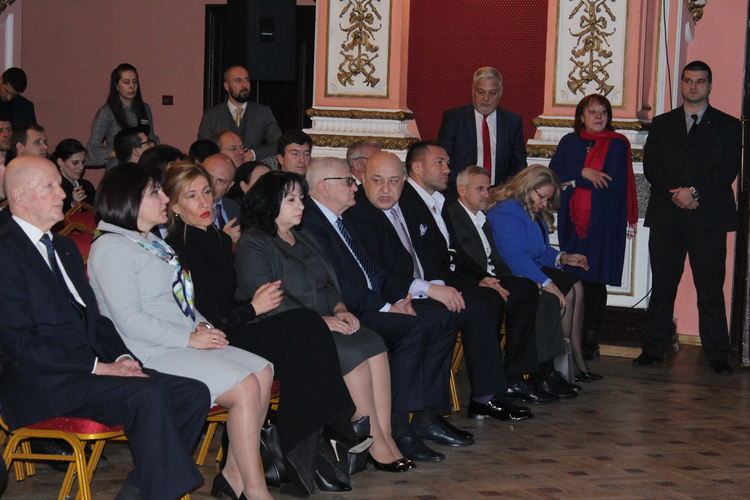 Професионални групи влизат в „Китна Тракия пее и танцува“