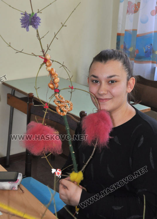 Работилничка за традиционни сурвачки отвори в Младежкия център