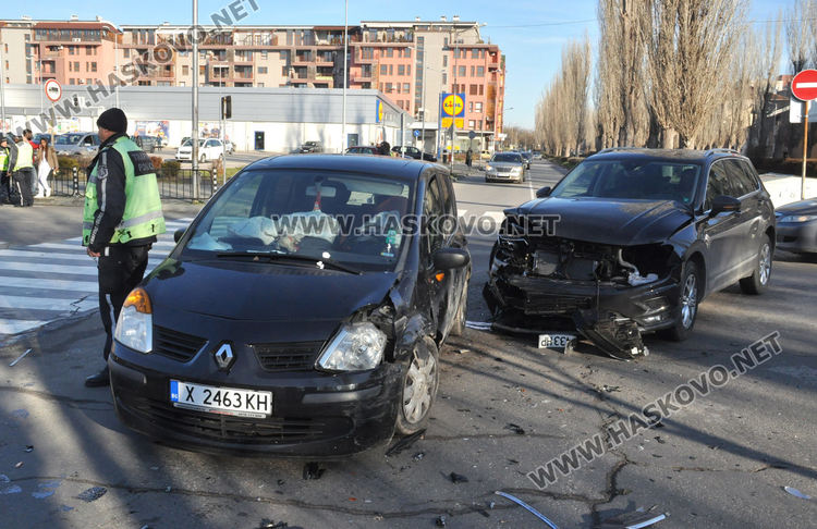 Софийски джип се разби в хасковско Рено на "Лебеда"