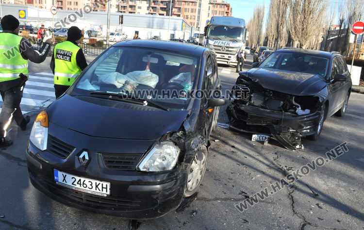 Софийски джип се разби в хасковско Рено на "Лебеда"