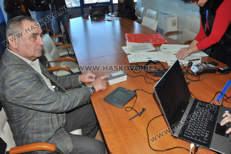 Мобилна група от МВР подменя документите на 16 служители в хасковска фирма