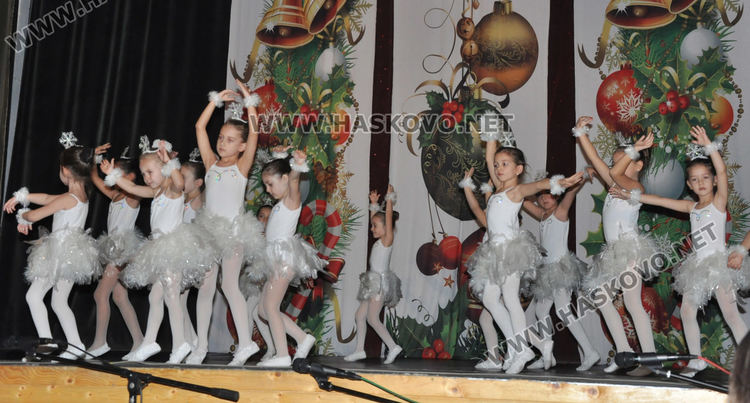 Формации на Младежкия център с коледен концерт-спектакъл