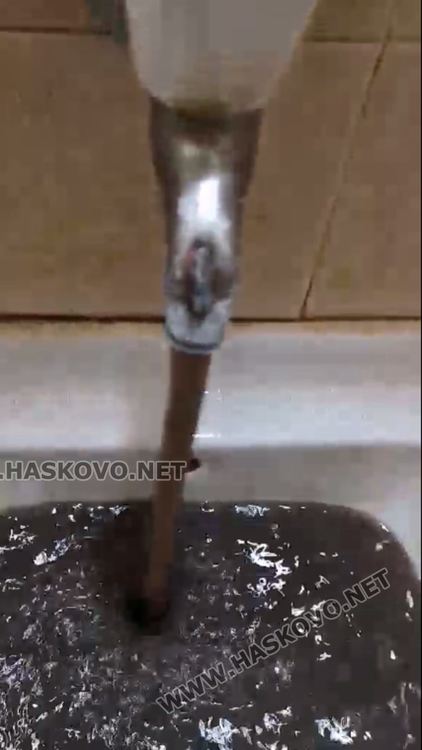 Черна вода потече от чешма в хасковско жилище (видео)