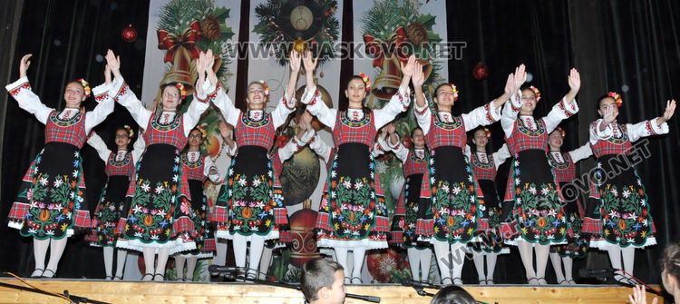 Формации на Младежкия център с коледен концерт-спектакъл