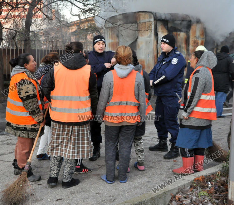 Печка на твърдо гориво подпалила фургона до болницата