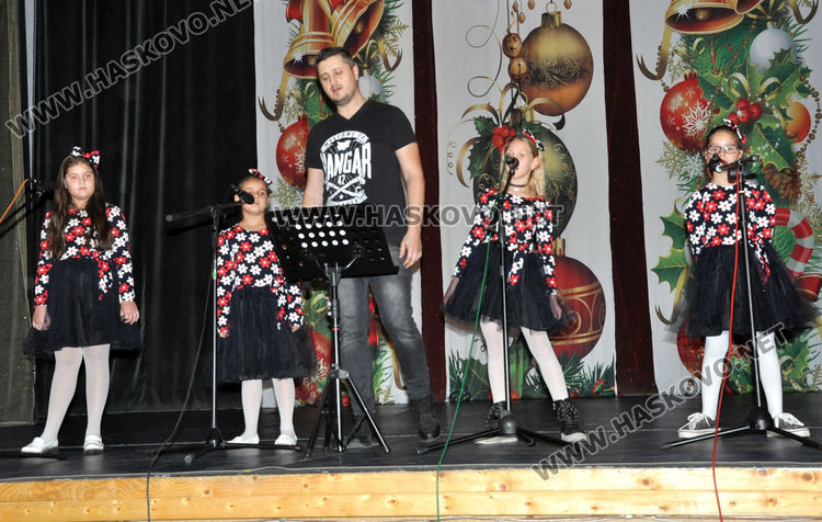 Формации на Младежкия център с коледен концерт-спектакъл