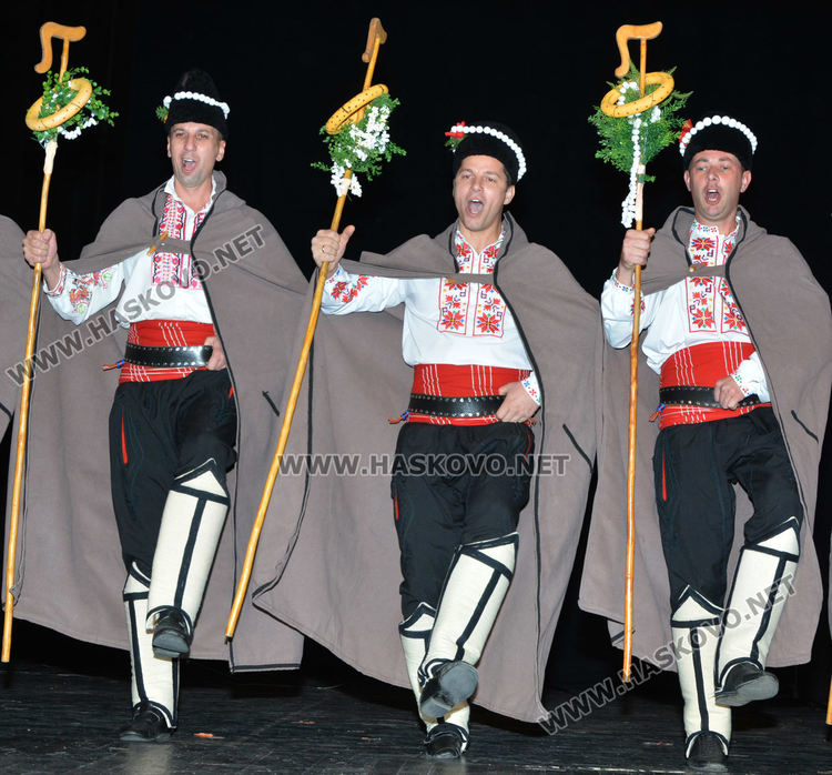 Фолклорен концерт, награди и изложба на носии за Коледа и Капитан Петко войвода