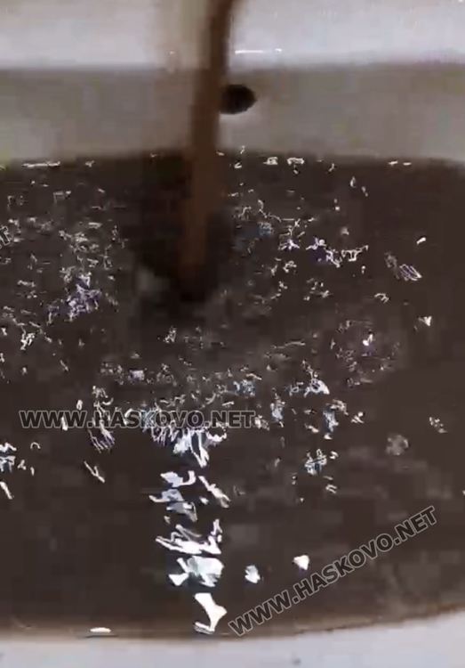 Черна вода потече от чешма в хасковско жилище (видео)