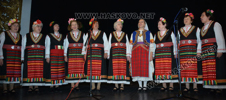 Фолклорен концерт, награди и изложба на носии за Коледа и Капитан Петко войвода