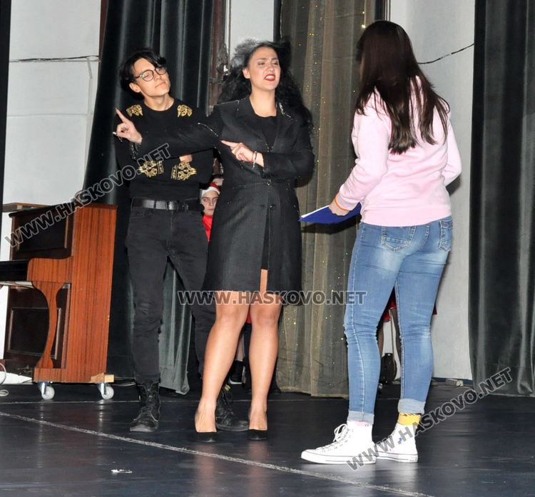 Формации на Младежкия център с коледен концерт-спектакъл