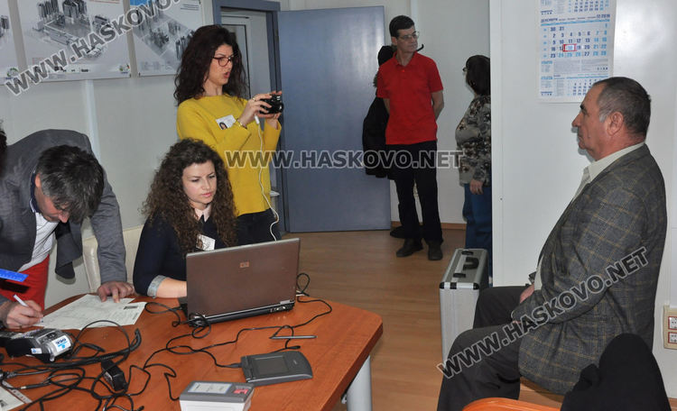 Мобилна група от МВР подменя документите на 16 служители в хасковска фирма