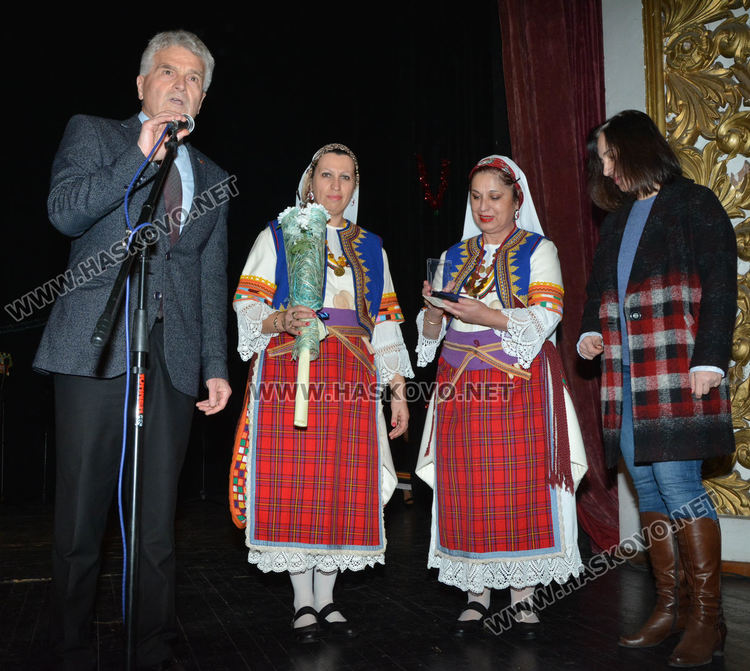 Фолклорен концерт, награди и изложба на носии за Коледа и Капитан Петко войвода